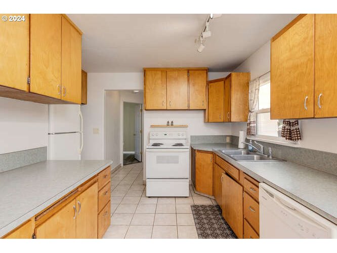 Sheridan, Oregon 97378, United States, 3 Bedrooms Bedrooms, ,2 BathroomsBathrooms,Residential,Pending,85668