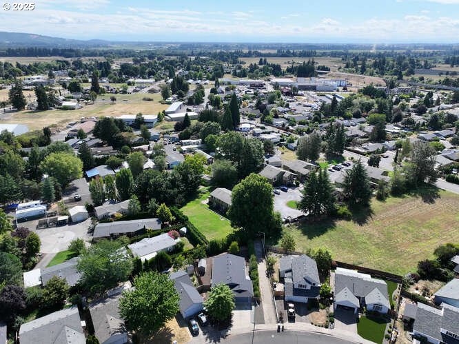 Dundee, Oregon 97115, United States, 3 Bedrooms Bedrooms, ,2 BathroomsBathrooms,Residential,Pending,194476