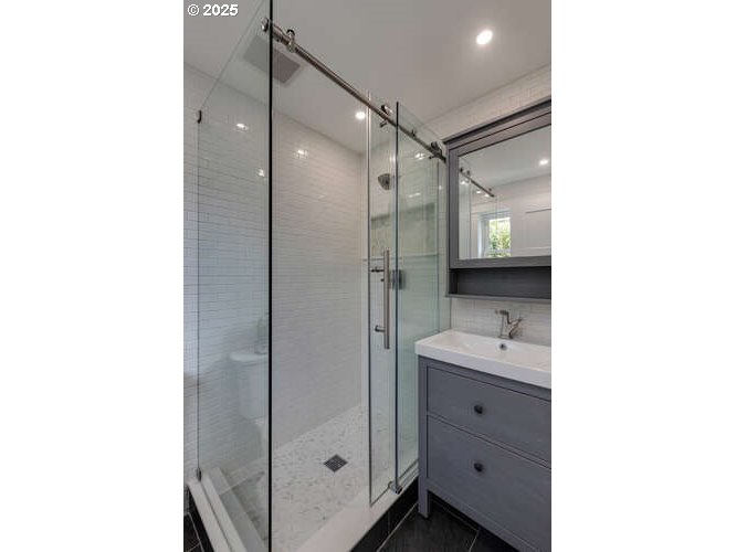 Dundee, Oregon 97115, United States, 3 Bedrooms Bedrooms, ,2 BathroomsBathrooms,Residential,Pending,194476