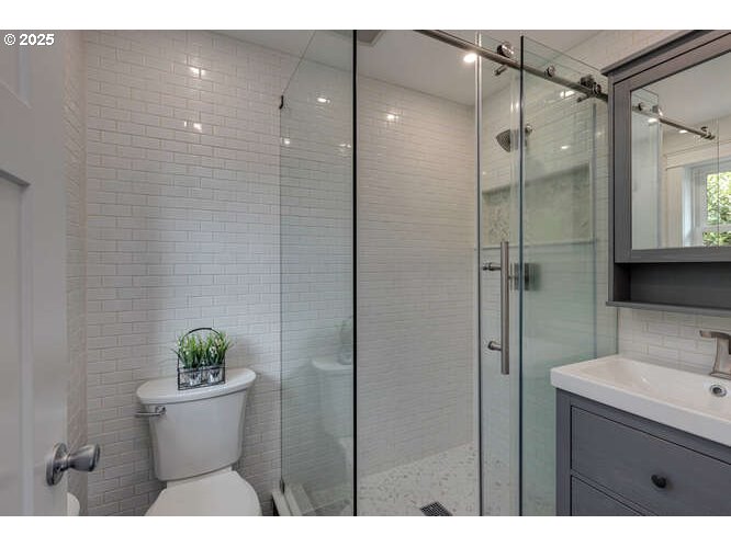 Dundee, Oregon 97115, United States, 3 Bedrooms Bedrooms, ,2 BathroomsBathrooms,Residential,Pending,194476