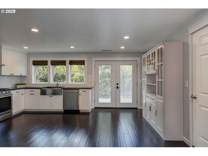 Dundee, Oregon 97115, United States, 3 Bedrooms Bedrooms, ,2 BathroomsBathrooms,Residential,Pending,194476