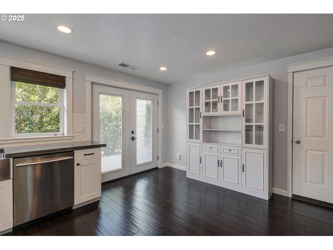 Dundee, Oregon 97115, United States, 3 Bedrooms Bedrooms, ,2 BathroomsBathrooms,Residential,Pending,194476