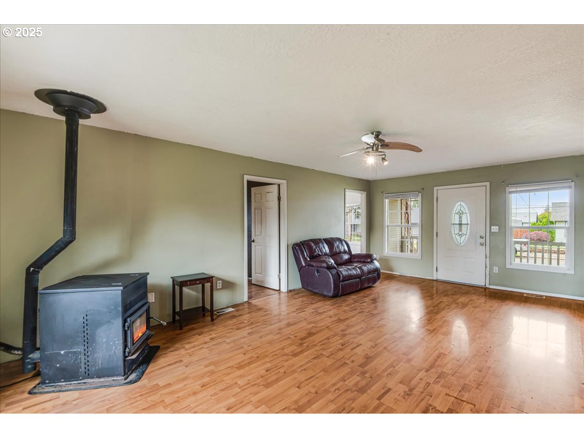 Molalla, Oregon 97038, United States, 3 Bedrooms Bedrooms, ,2 BathroomsBathrooms,Residential,Pending,133123