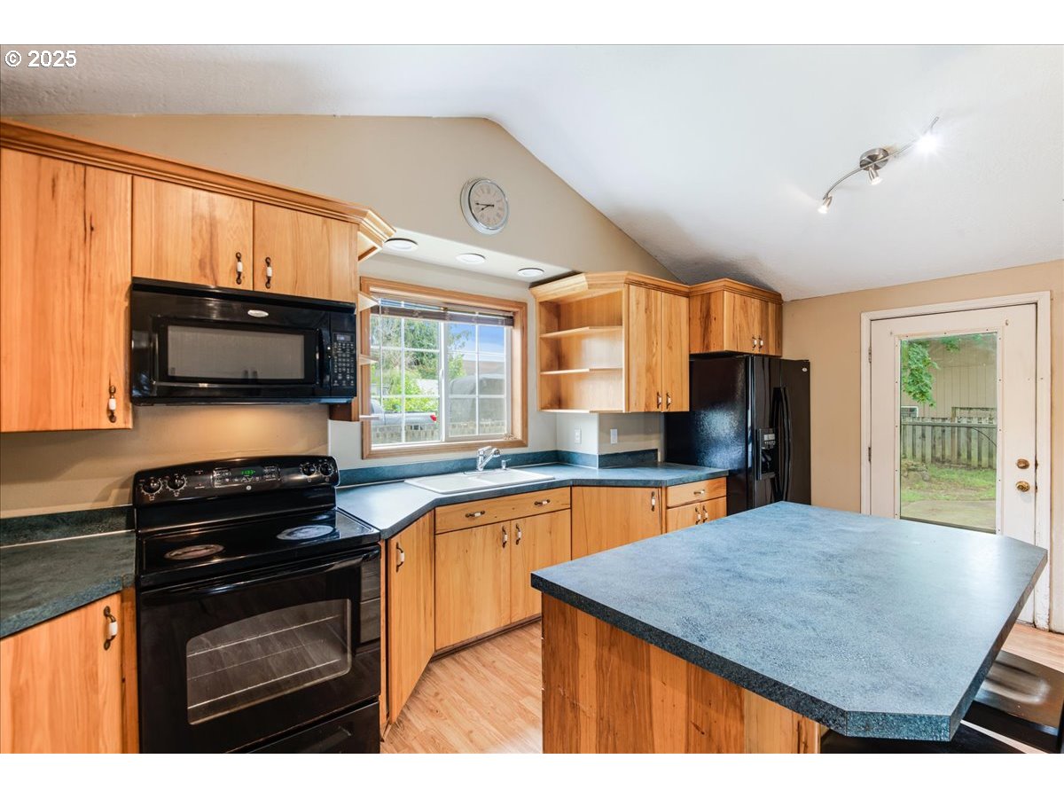 Molalla, Oregon 97038, United States, 3 Bedrooms Bedrooms, ,2 BathroomsBathrooms,Residential,Pending,133123