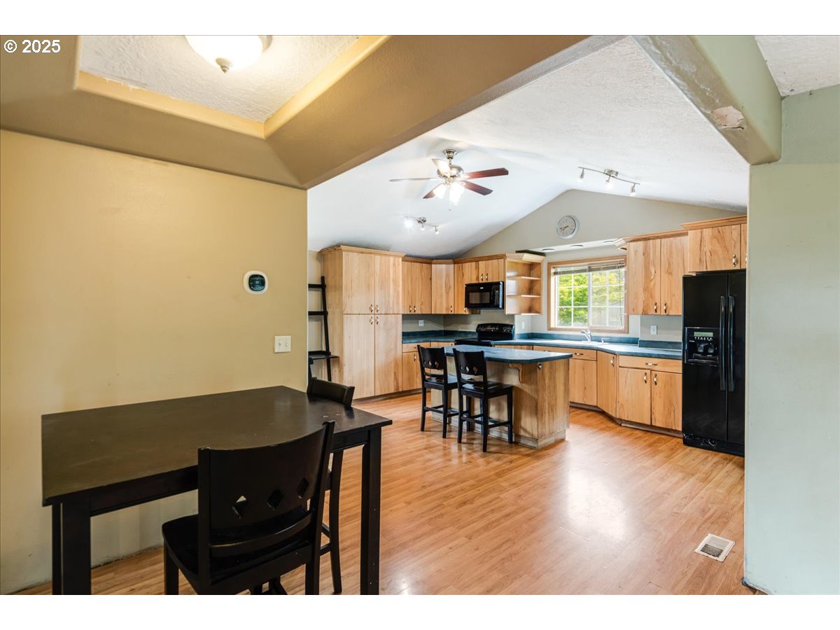 Molalla, Oregon 97038, United States, 3 Bedrooms Bedrooms, ,2 BathroomsBathrooms,Residential,Pending,133123