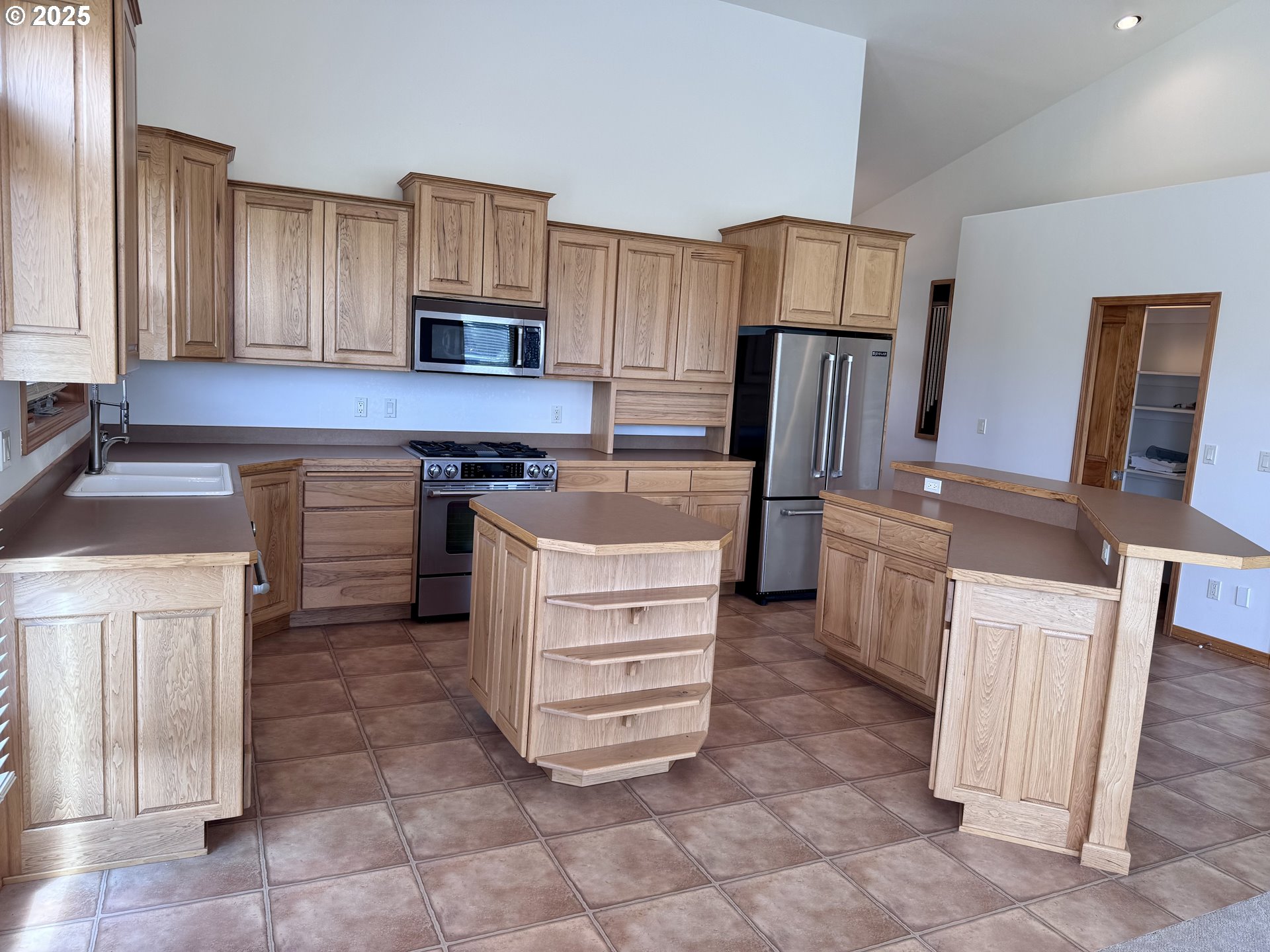 740 E FAIRWAY DR