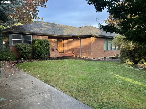 571 NW WADE ST Estacada OR 97023
