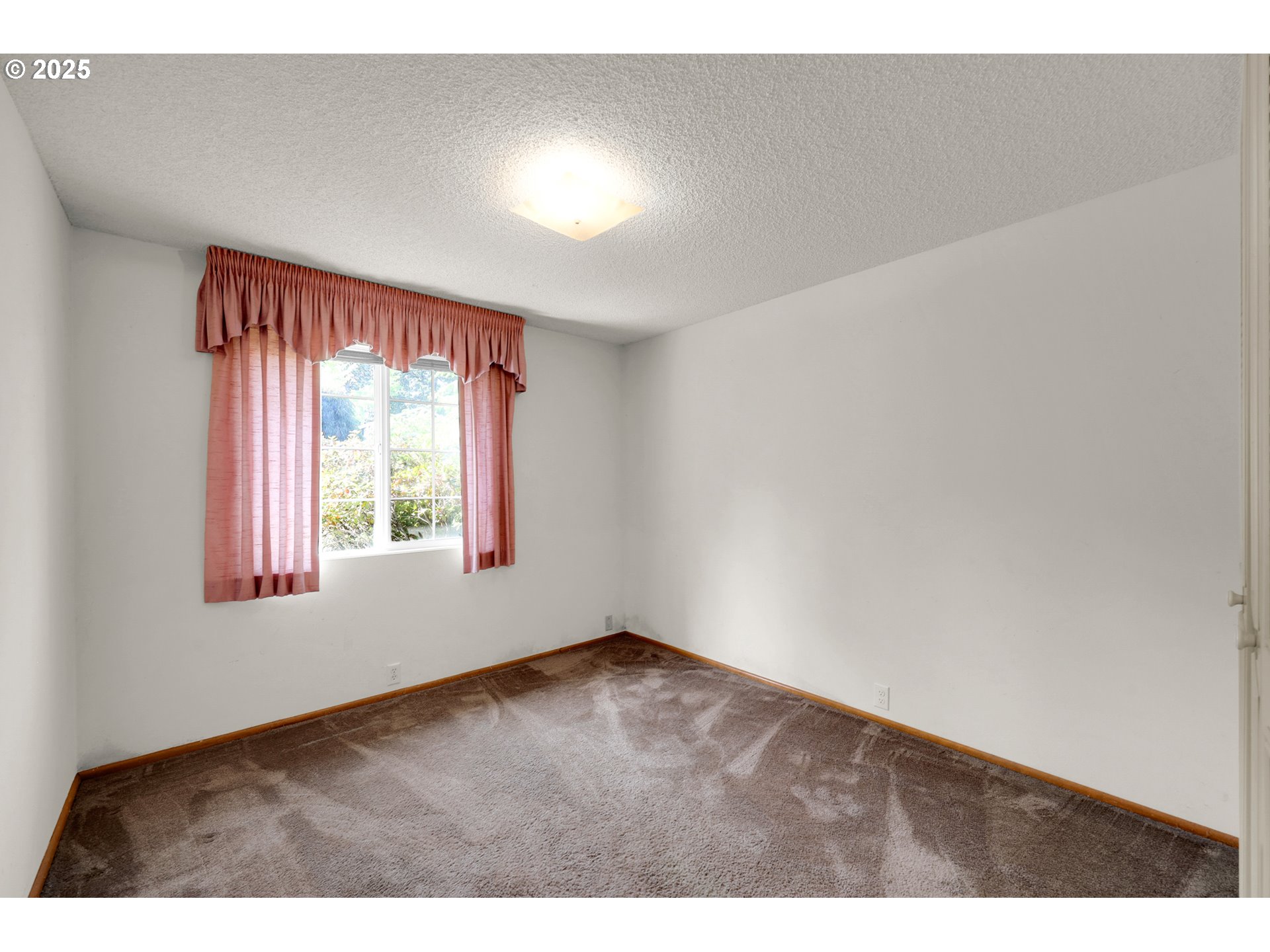 Eugene, Oregon 97405, United States, 3 Bedrooms Bedrooms, ,2 BathroomsBathrooms,Residential,Active,216488