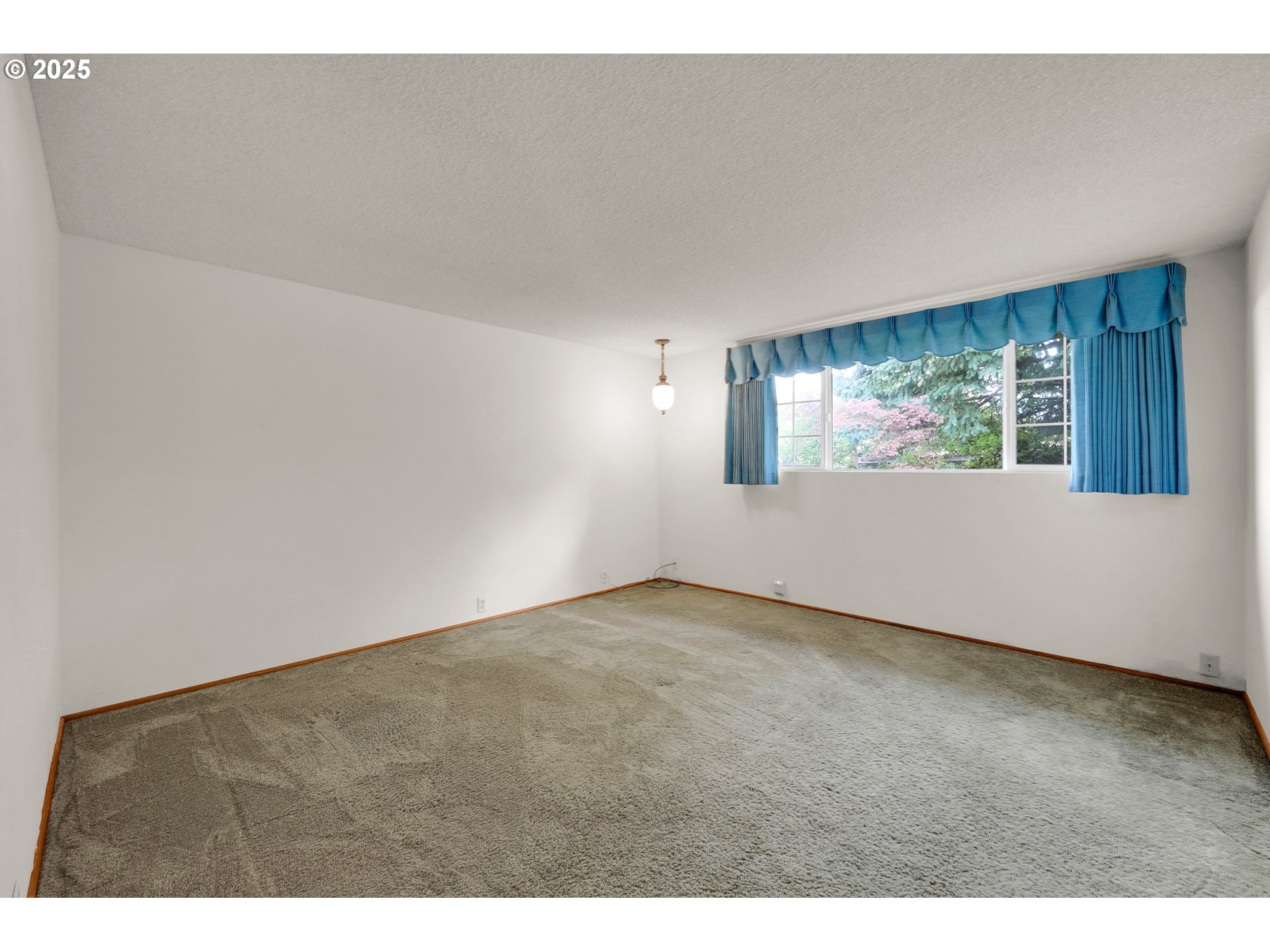 Eugene, Oregon 97405, United States, 3 Bedrooms Bedrooms, ,2 BathroomsBathrooms,Residential,Active,216488