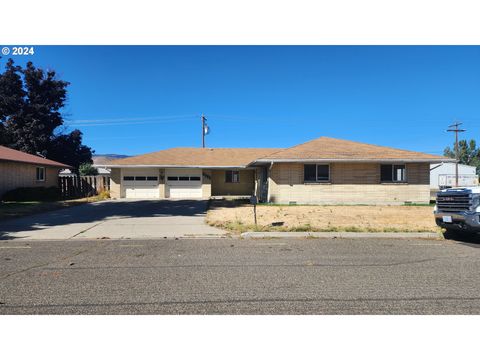 A home in Baker City