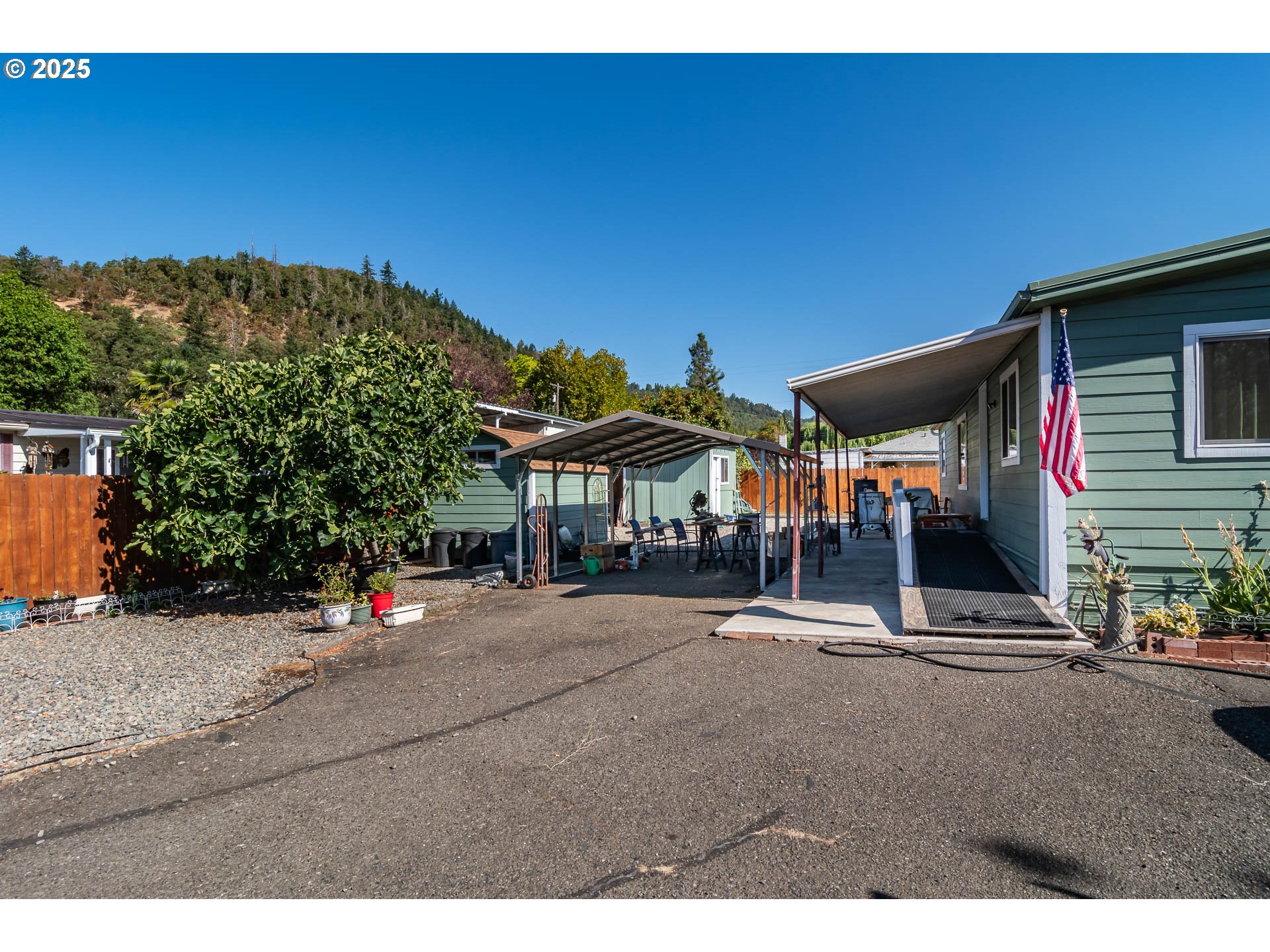 515 NW PLATEAU DR