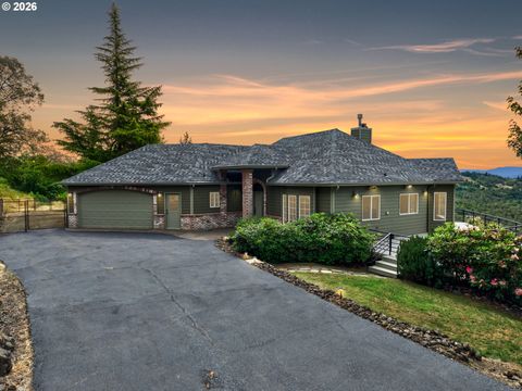 Photo of 215 Eagle Dr, Roseburg, OR 97471 (MLS # 743771193)