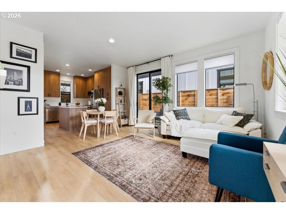 315 E AVE