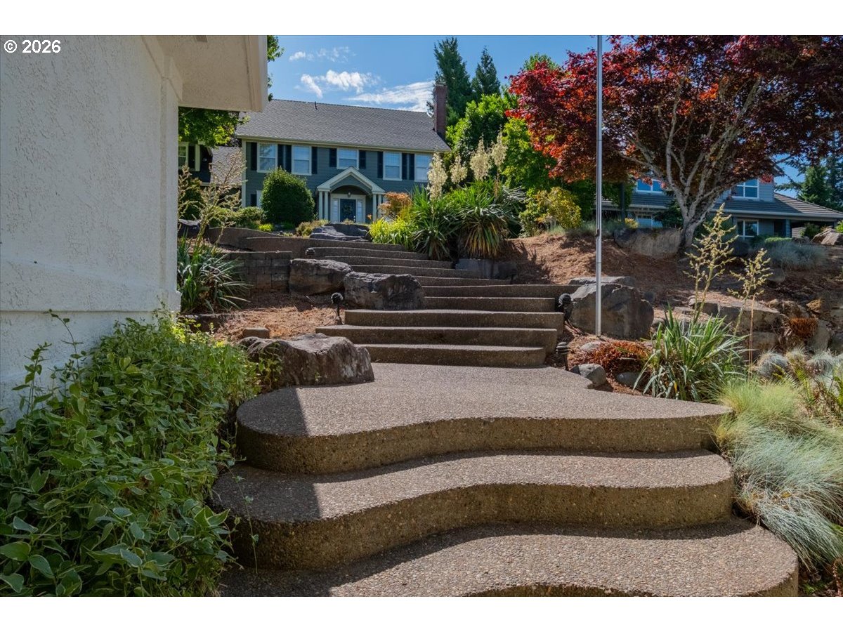 2469 CRESTMONT CIR