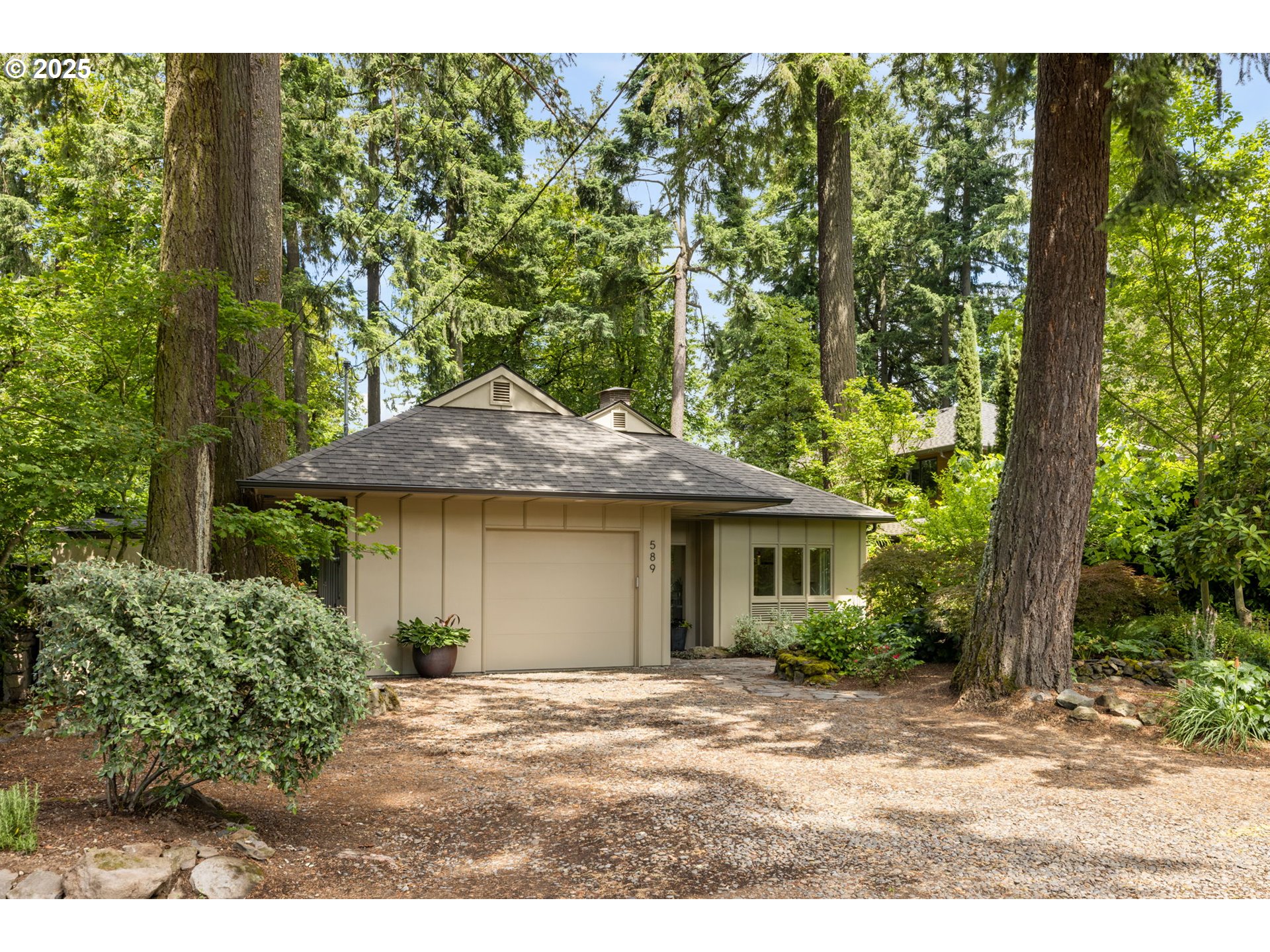 589 RIDGEWAY RD