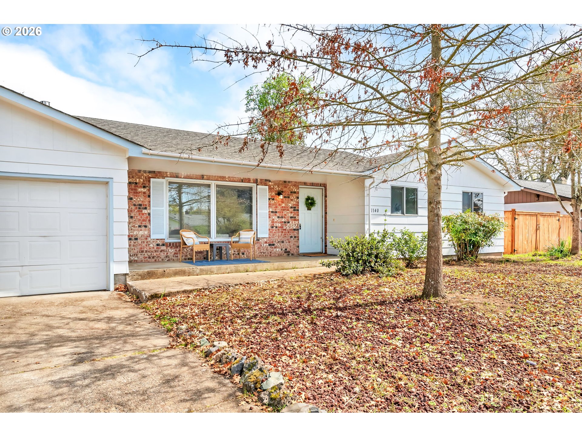 1140 OAK DR