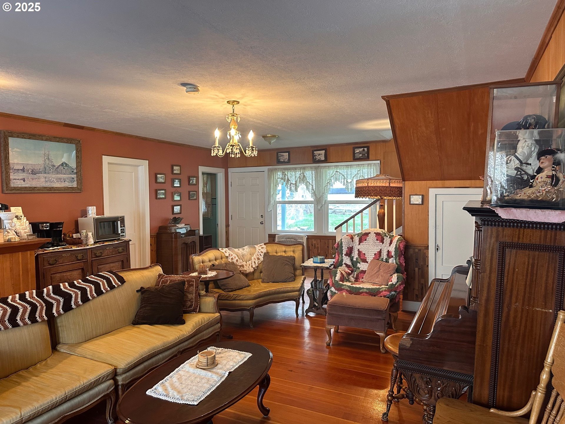 104 E MAIN ST