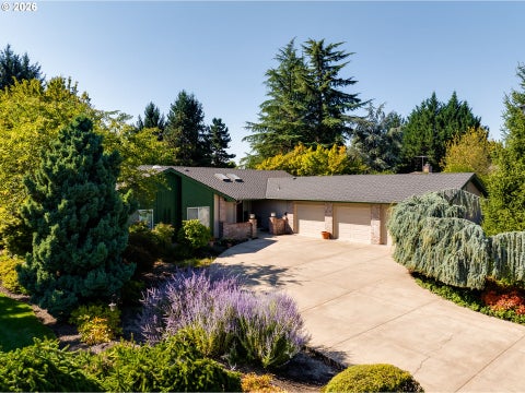 Photo of 2221 NW Doral St, McMinnville, OR 97128 (MLS # 682889351)