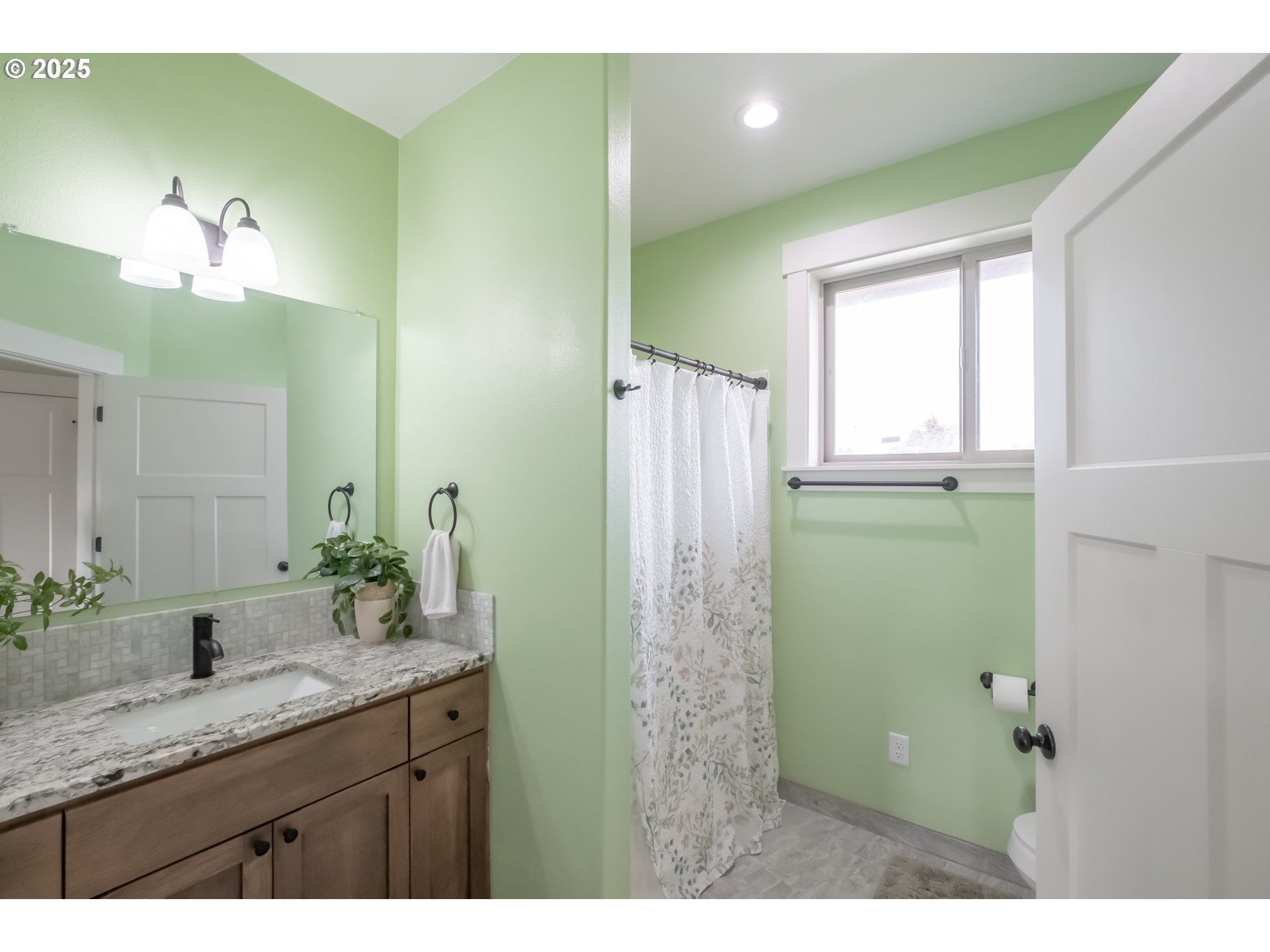 Gleneden Beach, Oregon 97388, United States, 2 Bedrooms Bedrooms, ,3 BathroomsBathrooms,Residential,Active,17049