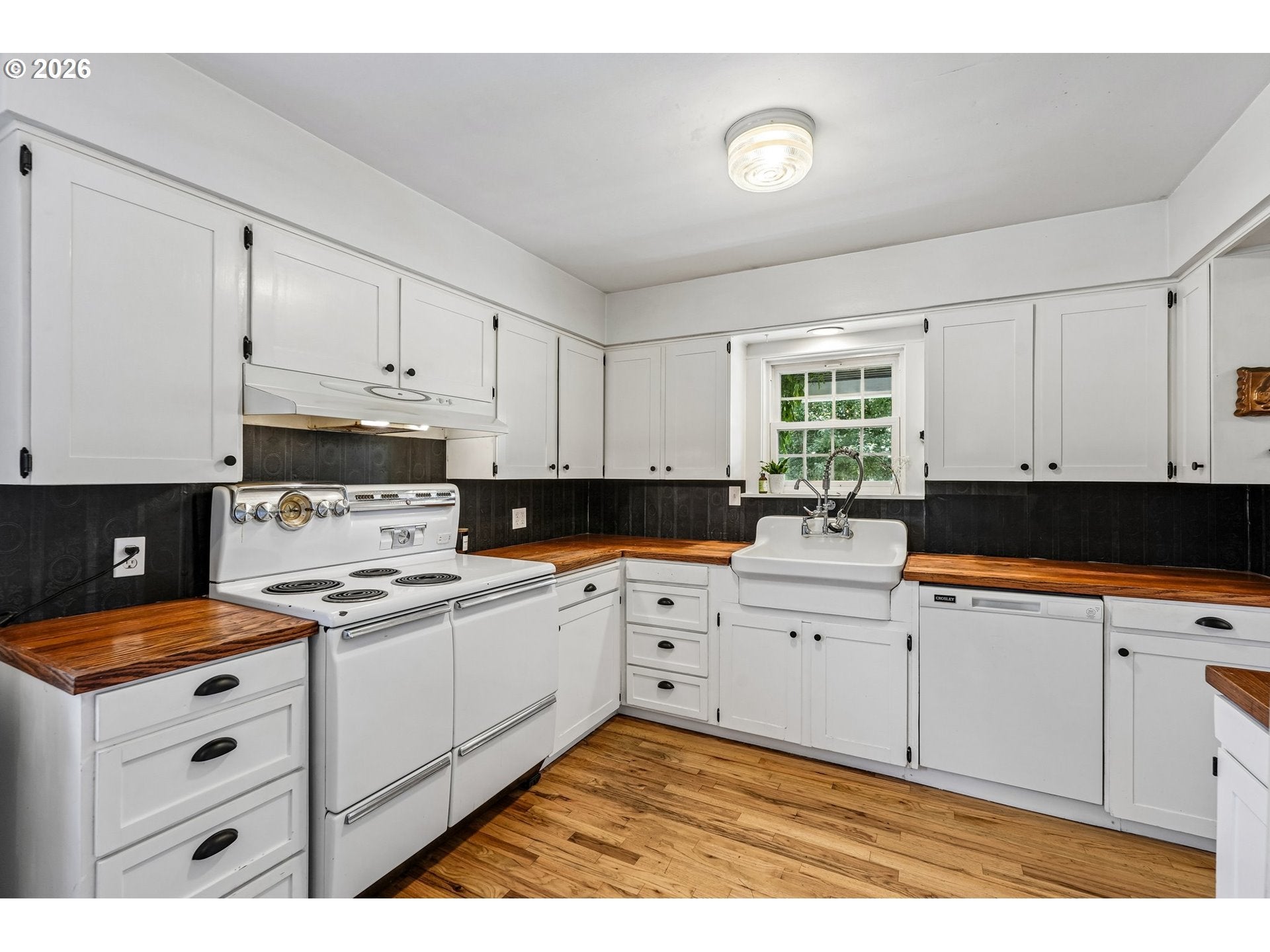 819 SIERRA VISTA DR
