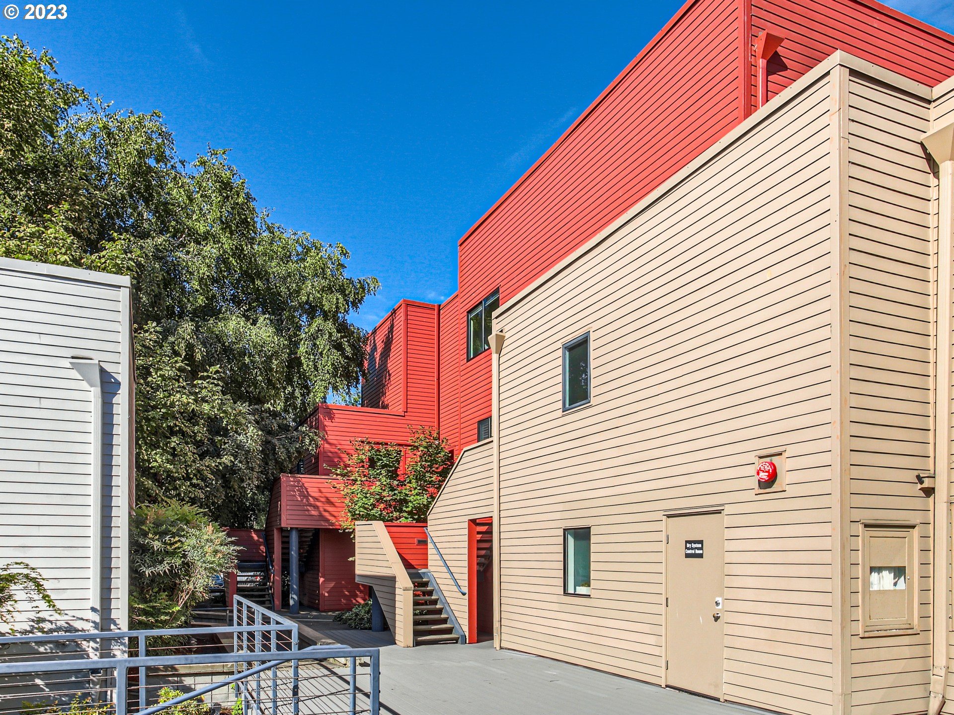 1010 NW NAITO PKWY M14