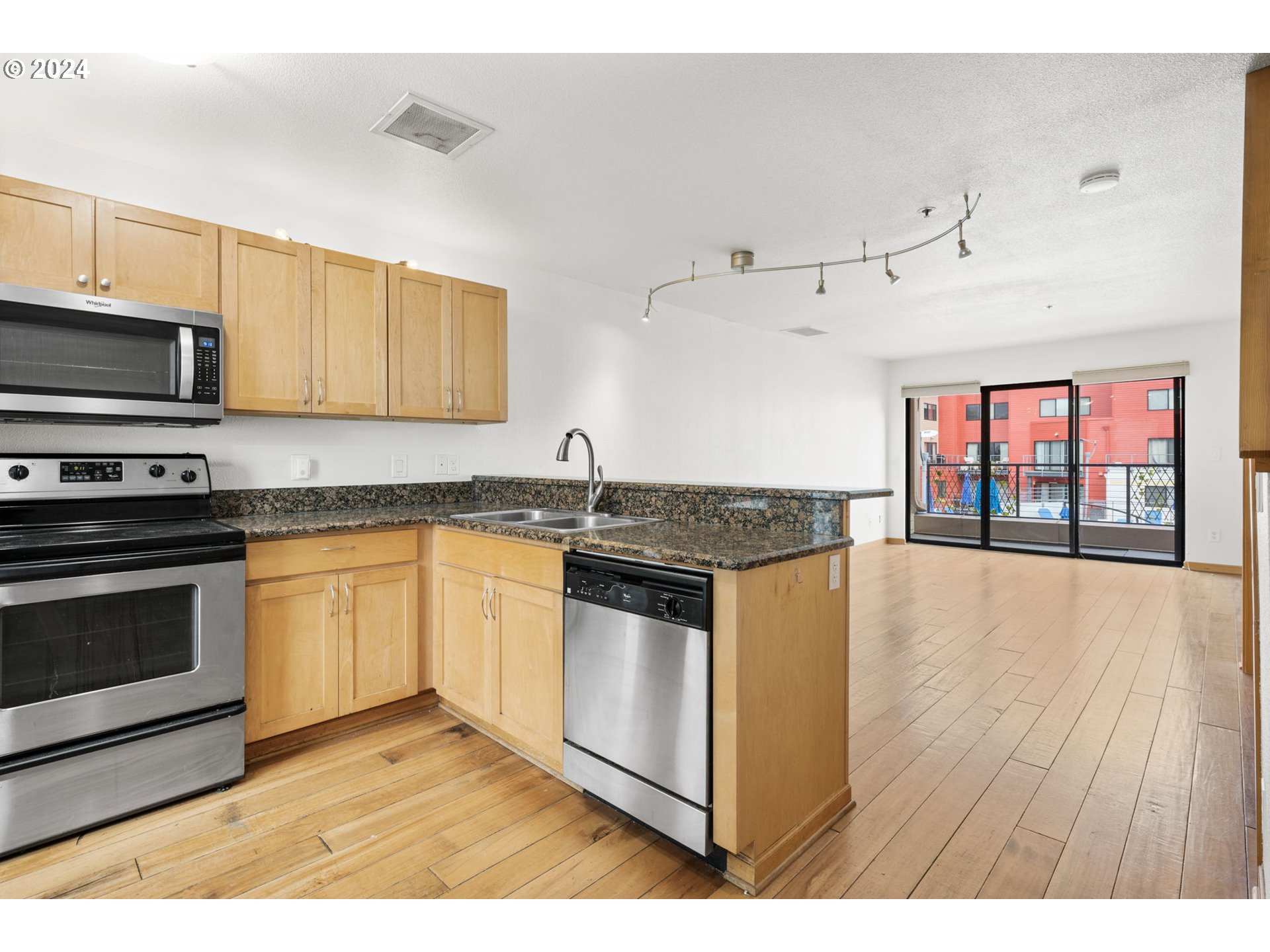1010 NW NAITO PKWY M14
