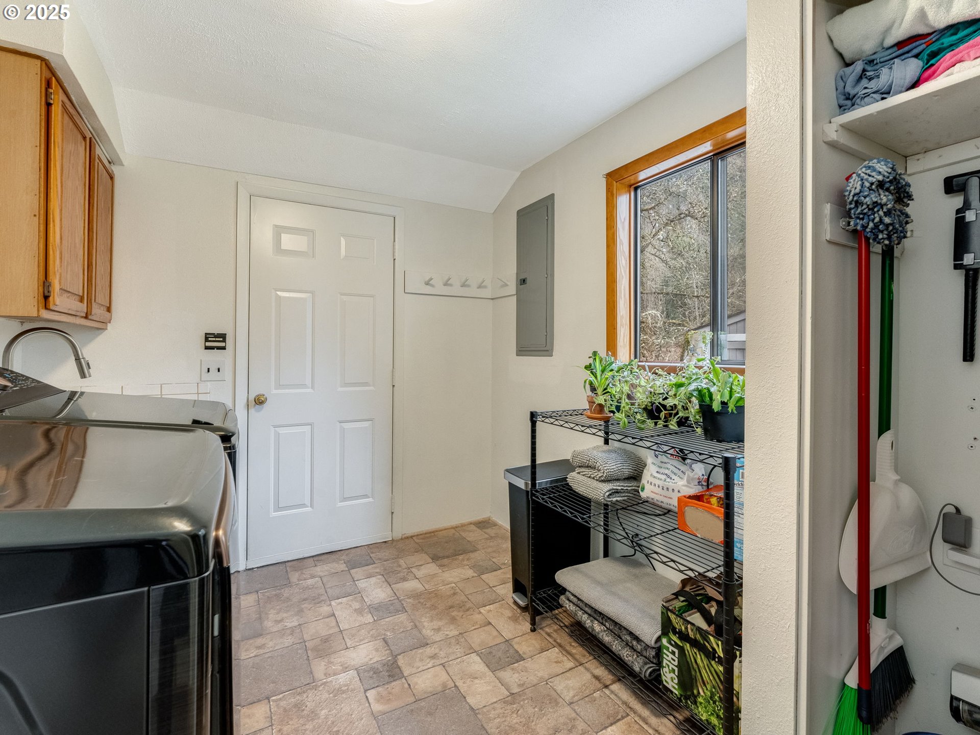 Scappoose, Oregon 97056, United States, 3 Bedrooms Bedrooms, ,2 BathroomsBathrooms,Residential,Pending,90129