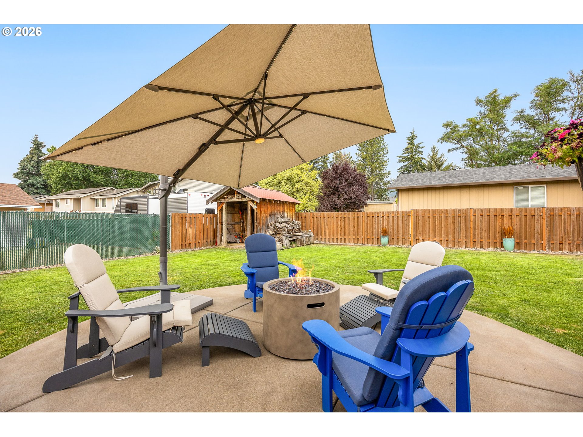 605 E FOOTHILLS DR