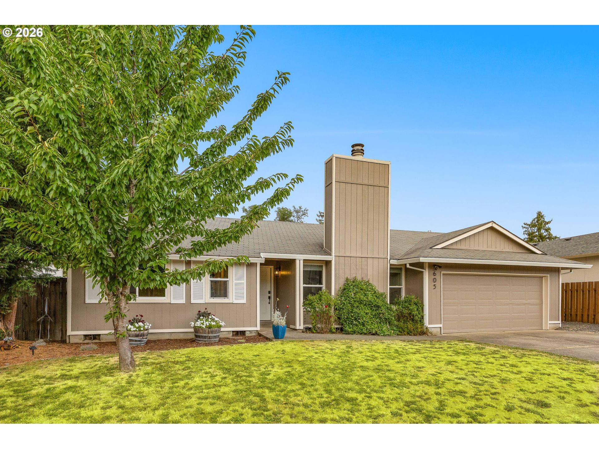 605 E FOOTHILLS DR