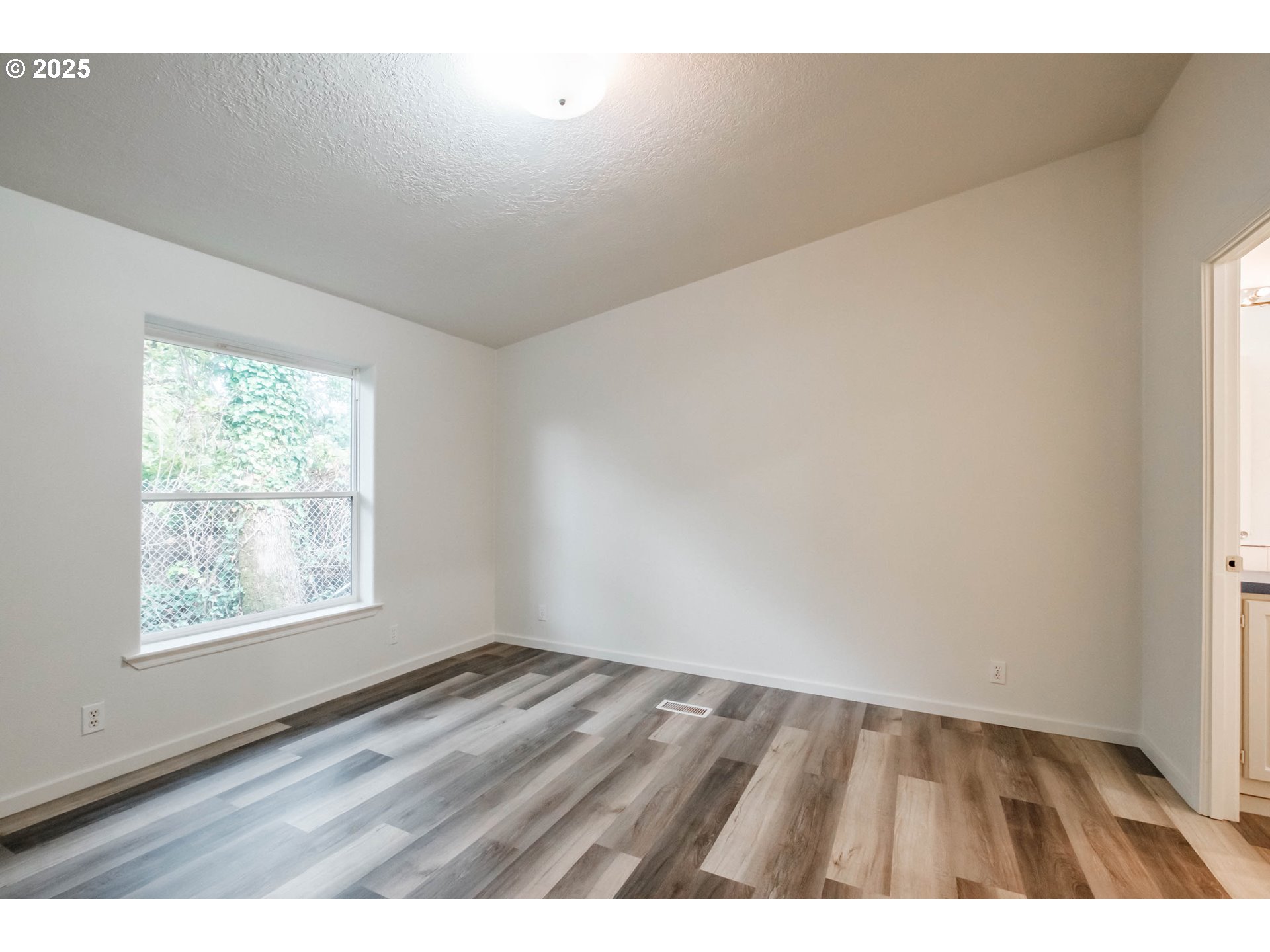 Woodburn, Oregon 97071, United States, 3 Bedrooms Bedrooms, ,2 BathroomsBathrooms,Residential,Active,164460