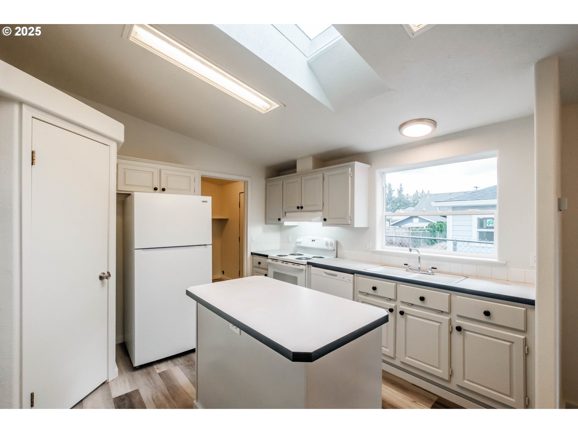 Woodburn, Oregon 97071, United States, 3 Bedrooms Bedrooms, ,2 BathroomsBathrooms,Residential,Active,164460