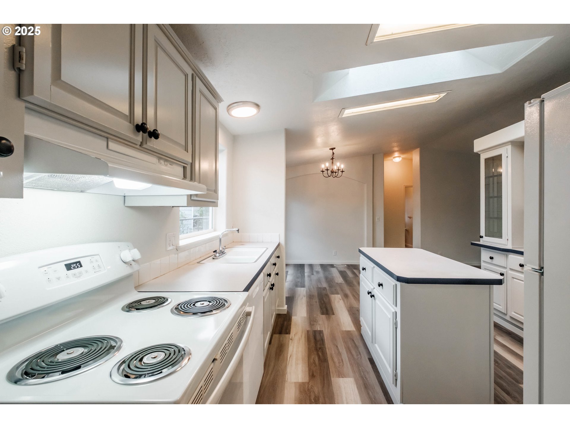 Woodburn, Oregon 97071, United States, 3 Bedrooms Bedrooms, ,2 BathroomsBathrooms,Residential,Active,164460