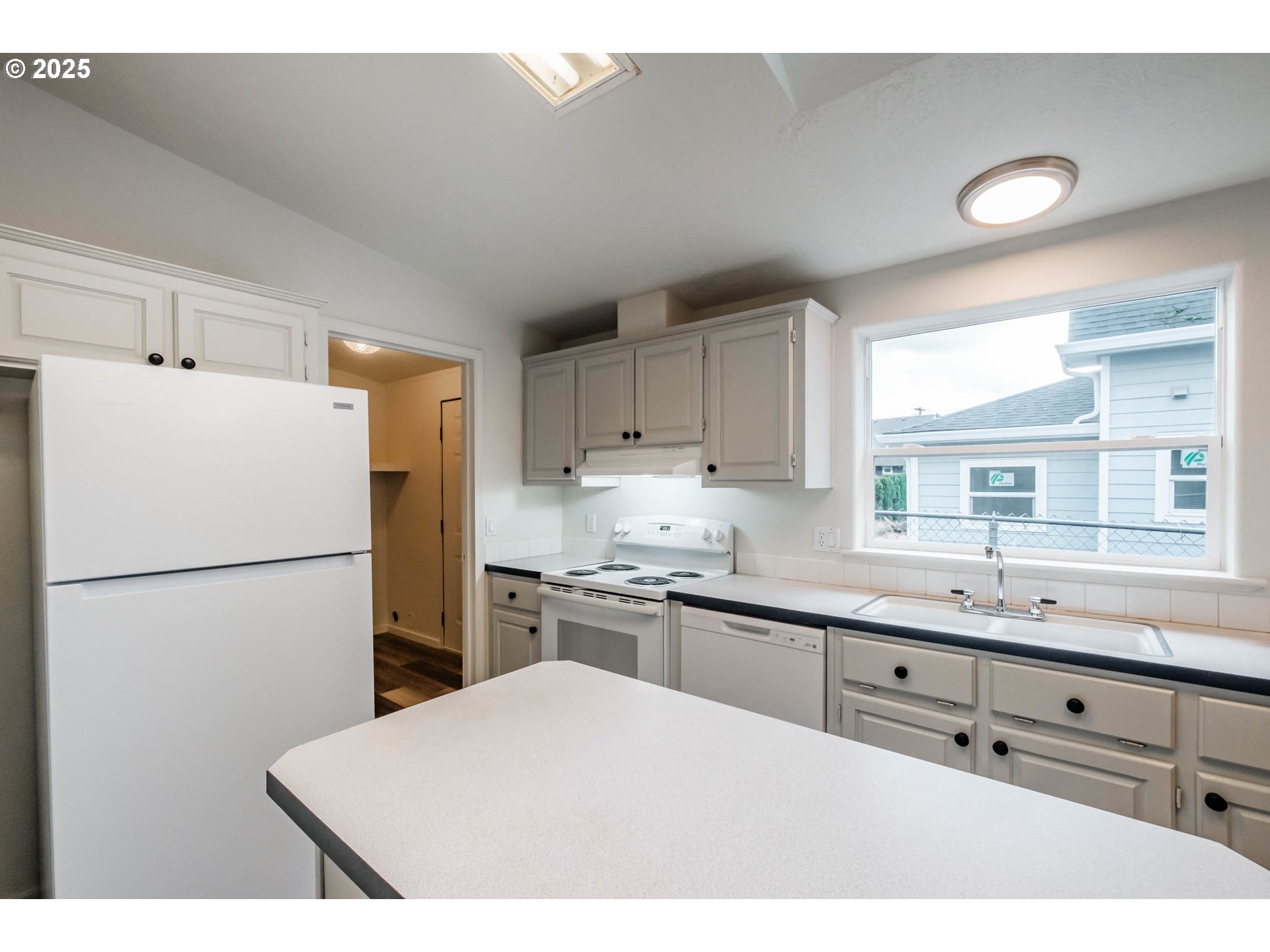 Woodburn, Oregon 97071, United States, 3 Bedrooms Bedrooms, ,2 BathroomsBathrooms,Residential,Active,164460