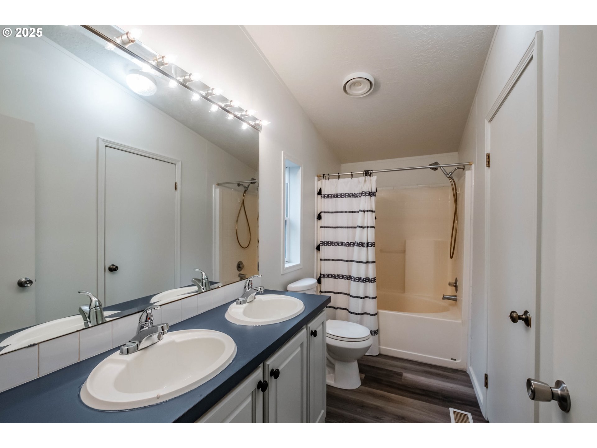 Woodburn, Oregon 97071, United States, 3 Bedrooms Bedrooms, ,2 BathroomsBathrooms,Residential,Active,164460