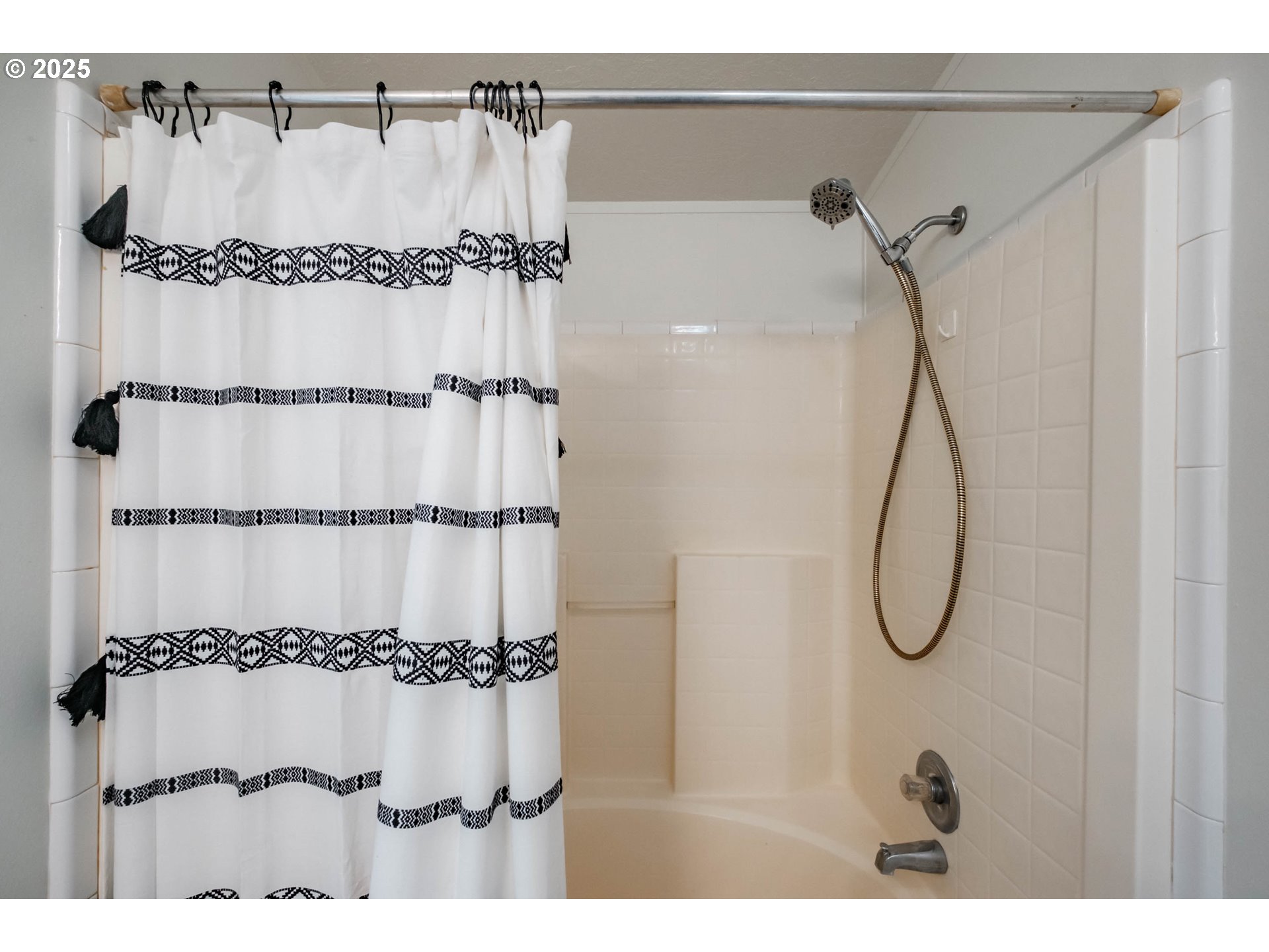 Woodburn, Oregon 97071, United States, 3 Bedrooms Bedrooms, ,2 BathroomsBathrooms,Residential,Active,164460