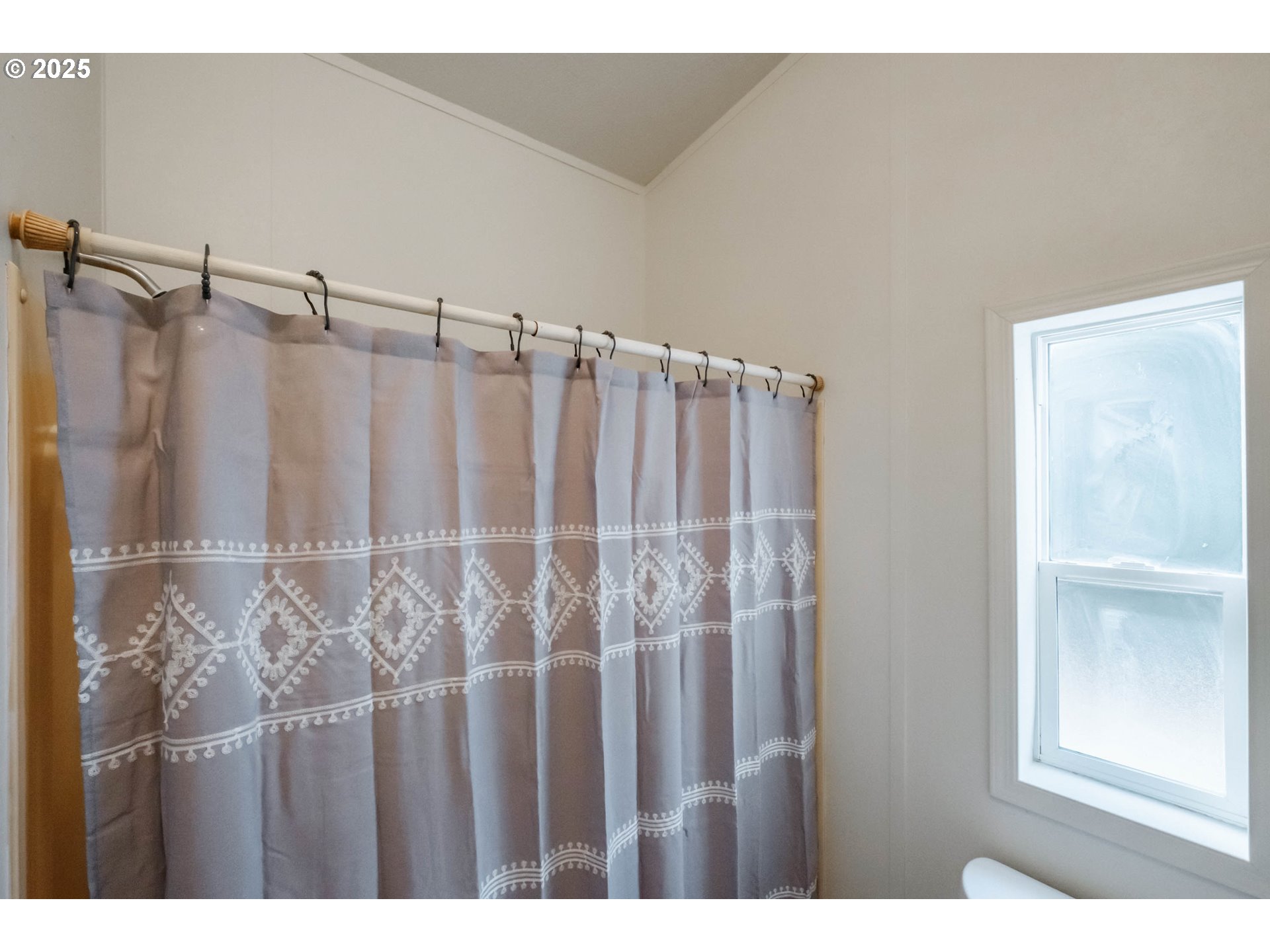 Woodburn, Oregon 97071, United States, 3 Bedrooms Bedrooms, ,2 BathroomsBathrooms,Residential,Active,164460