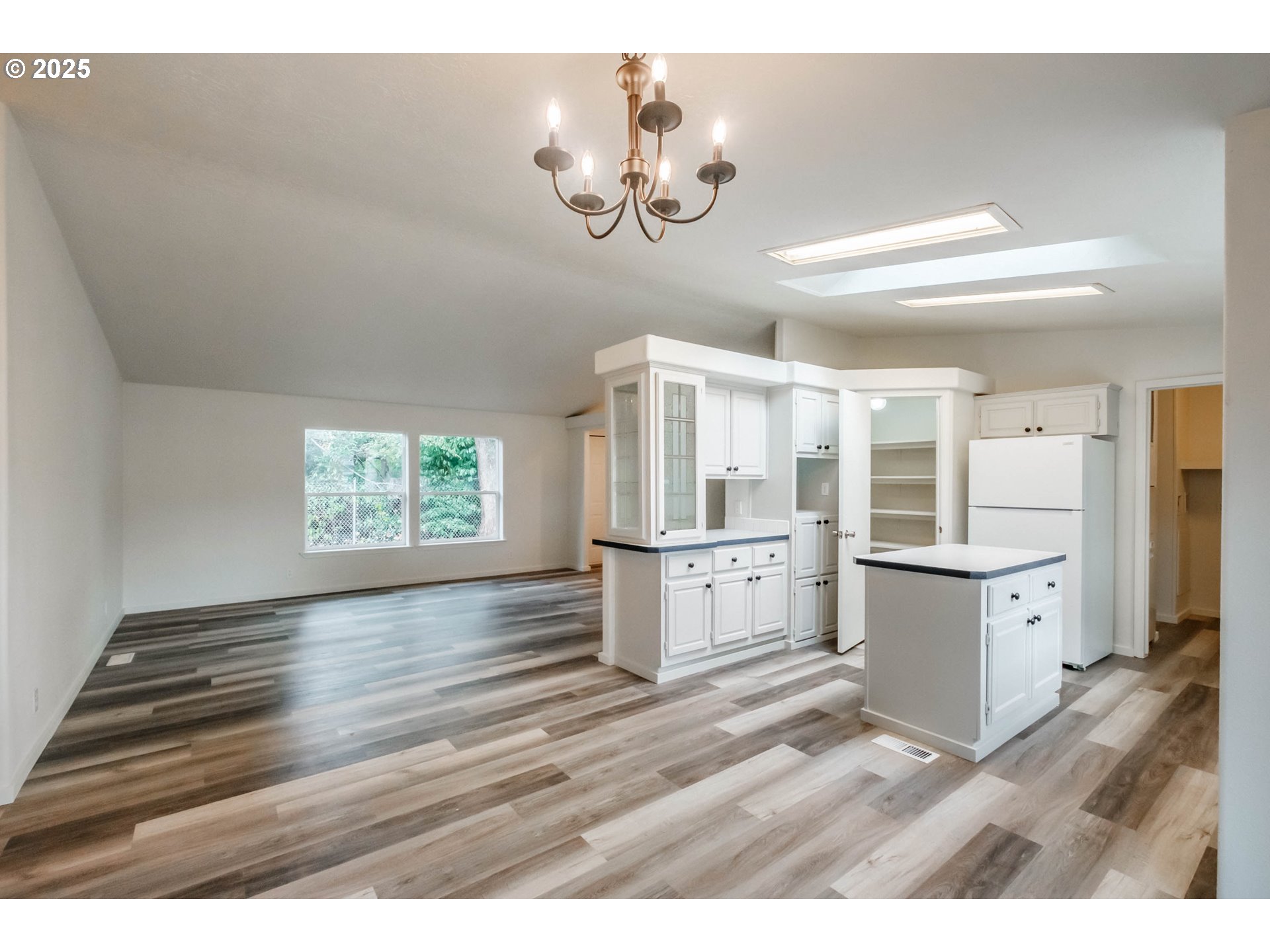 Woodburn, Oregon 97071, United States, 3 Bedrooms Bedrooms, ,2 BathroomsBathrooms,Residential,Active,164460