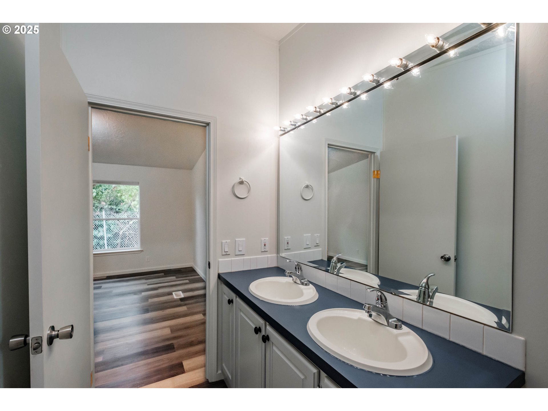 Woodburn, Oregon 97071, United States, 3 Bedrooms Bedrooms, ,2 BathroomsBathrooms,Residential,Active,164460