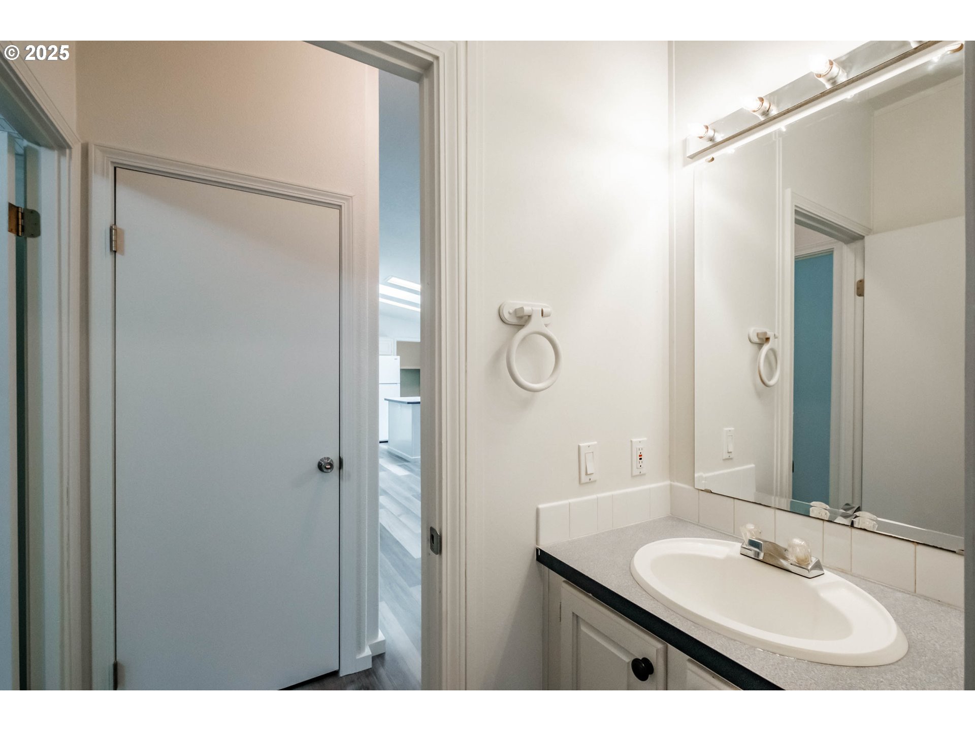 Woodburn, Oregon 97071, United States, 3 Bedrooms Bedrooms, ,2 BathroomsBathrooms,Residential,Active,164460