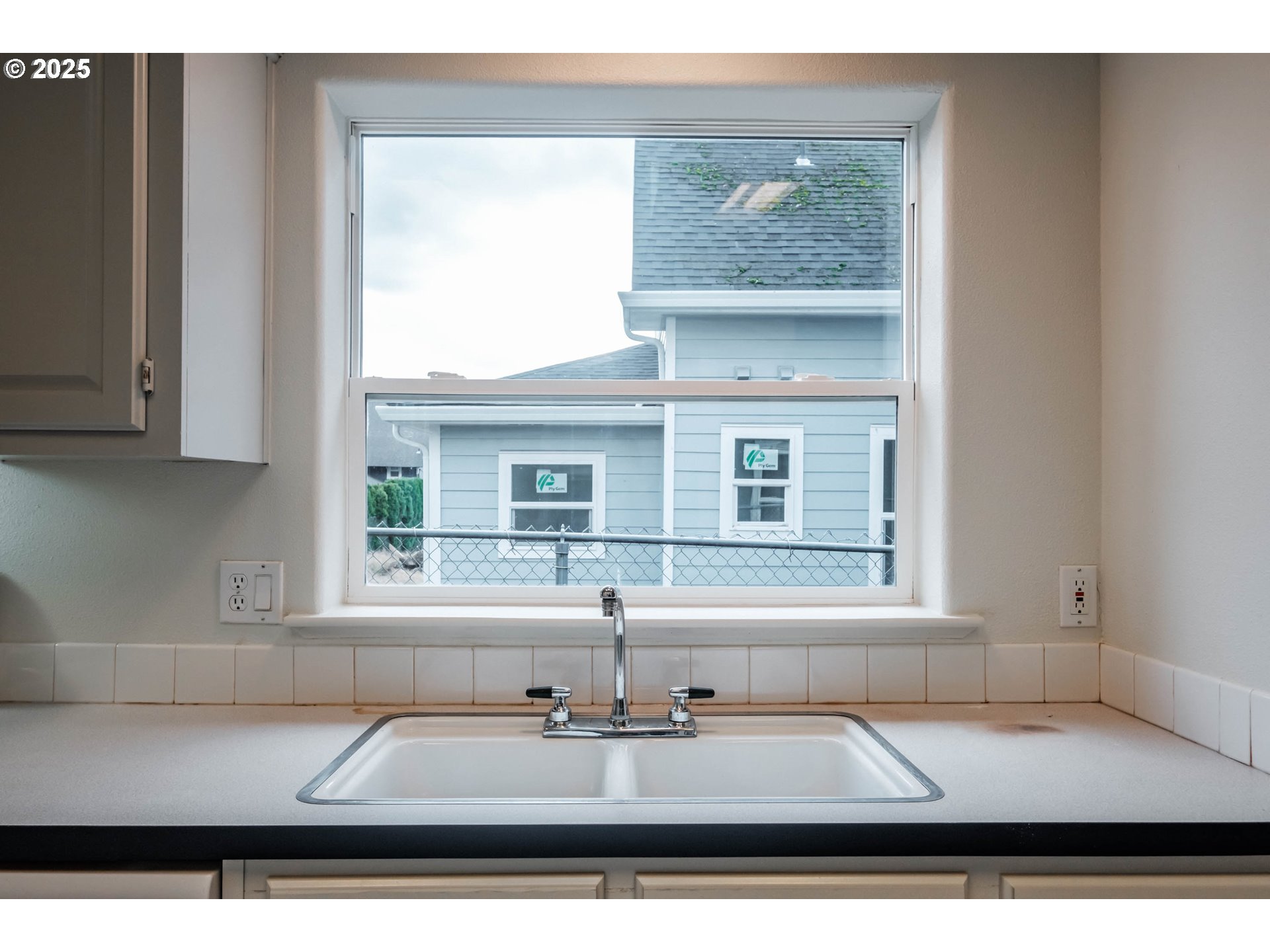 Woodburn, Oregon 97071, United States, 3 Bedrooms Bedrooms, ,2 BathroomsBathrooms,Residential,Active,164460