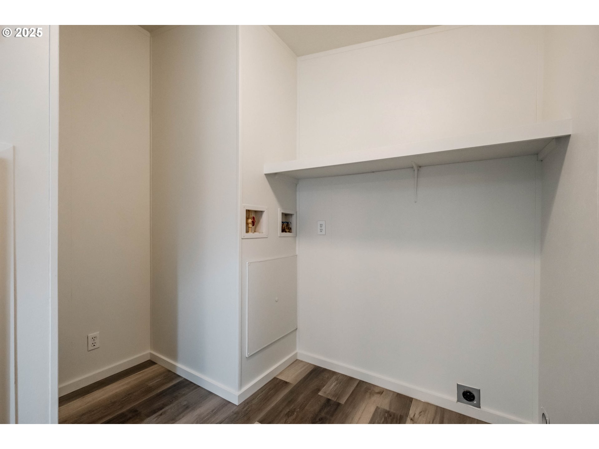 Woodburn, Oregon 97071, United States, 3 Bedrooms Bedrooms, ,2 BathroomsBathrooms,Residential,Active,164460