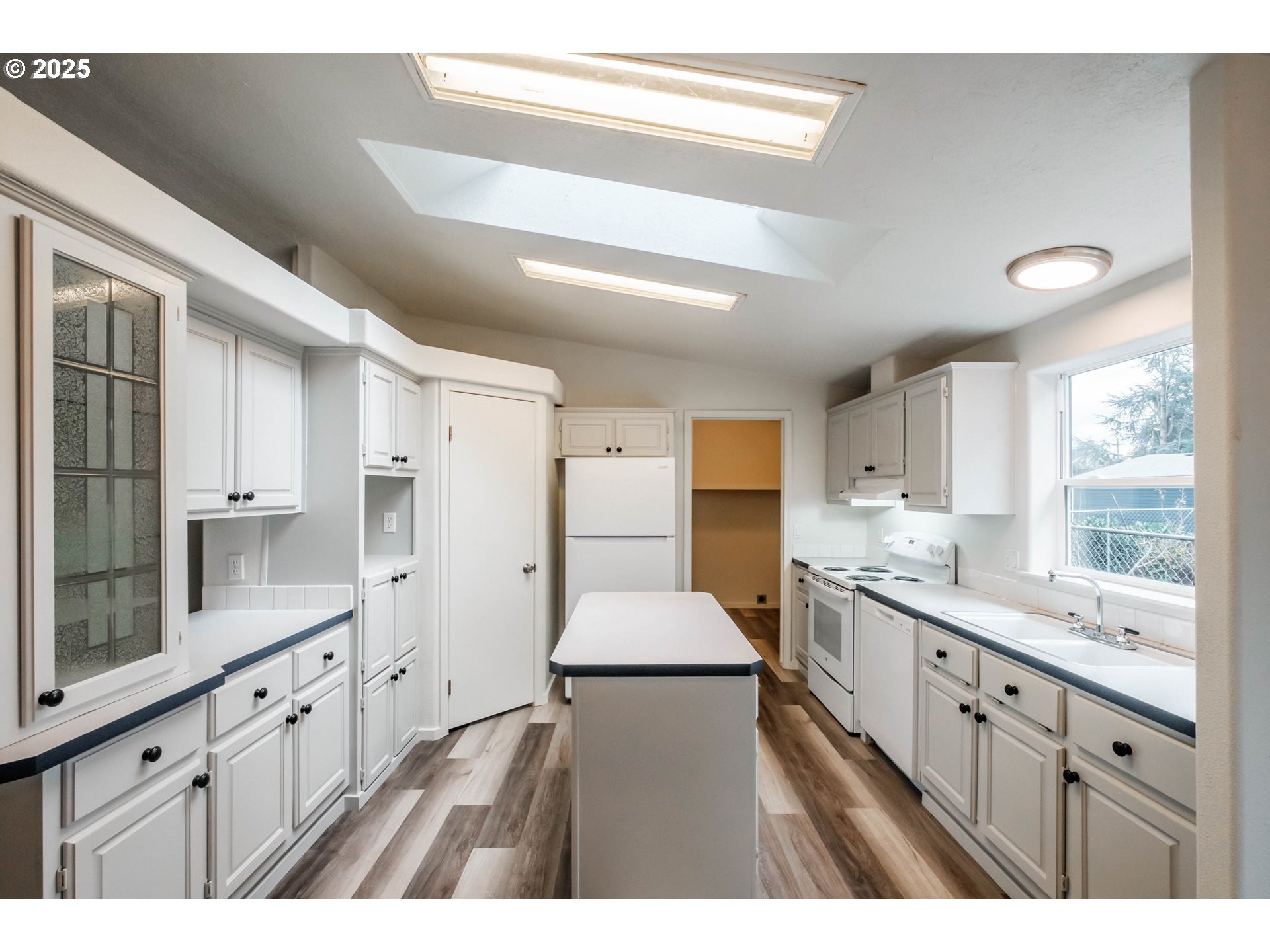 Woodburn, Oregon 97071, United States, 3 Bedrooms Bedrooms, ,2 BathroomsBathrooms,Residential,Active,164460