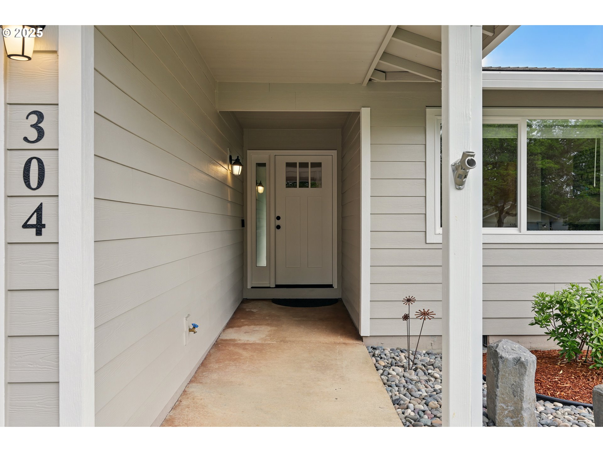 304 SW BIRDSDALE DR
