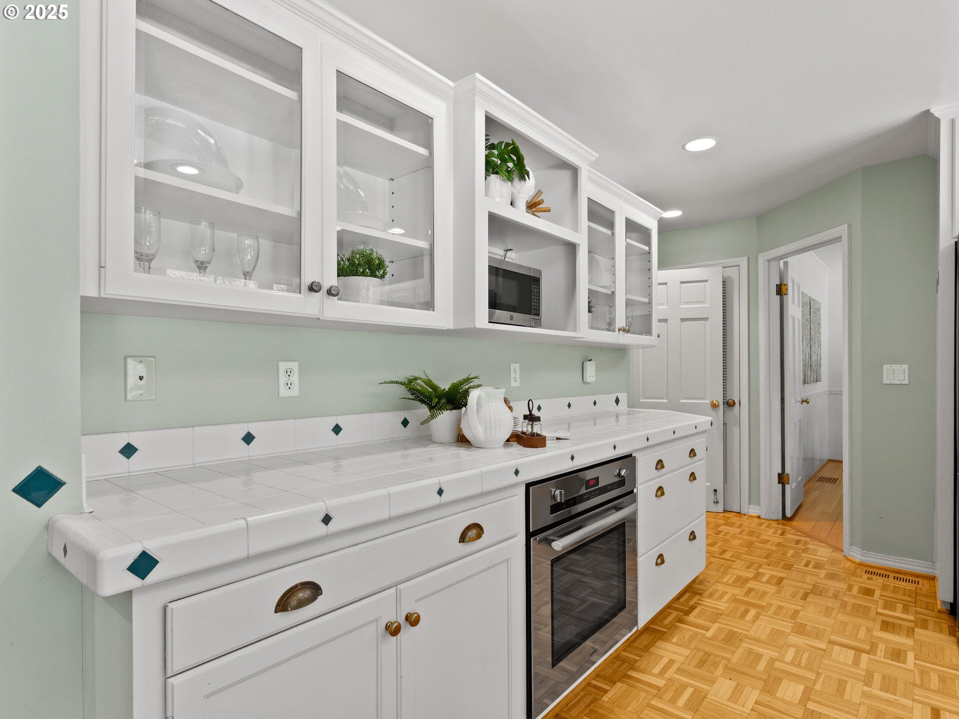 Lake Oswego, Oregon 97034, United States, 4 Bedrooms Bedrooms, ,3 BathroomsBathrooms,Residential,Pending,141086