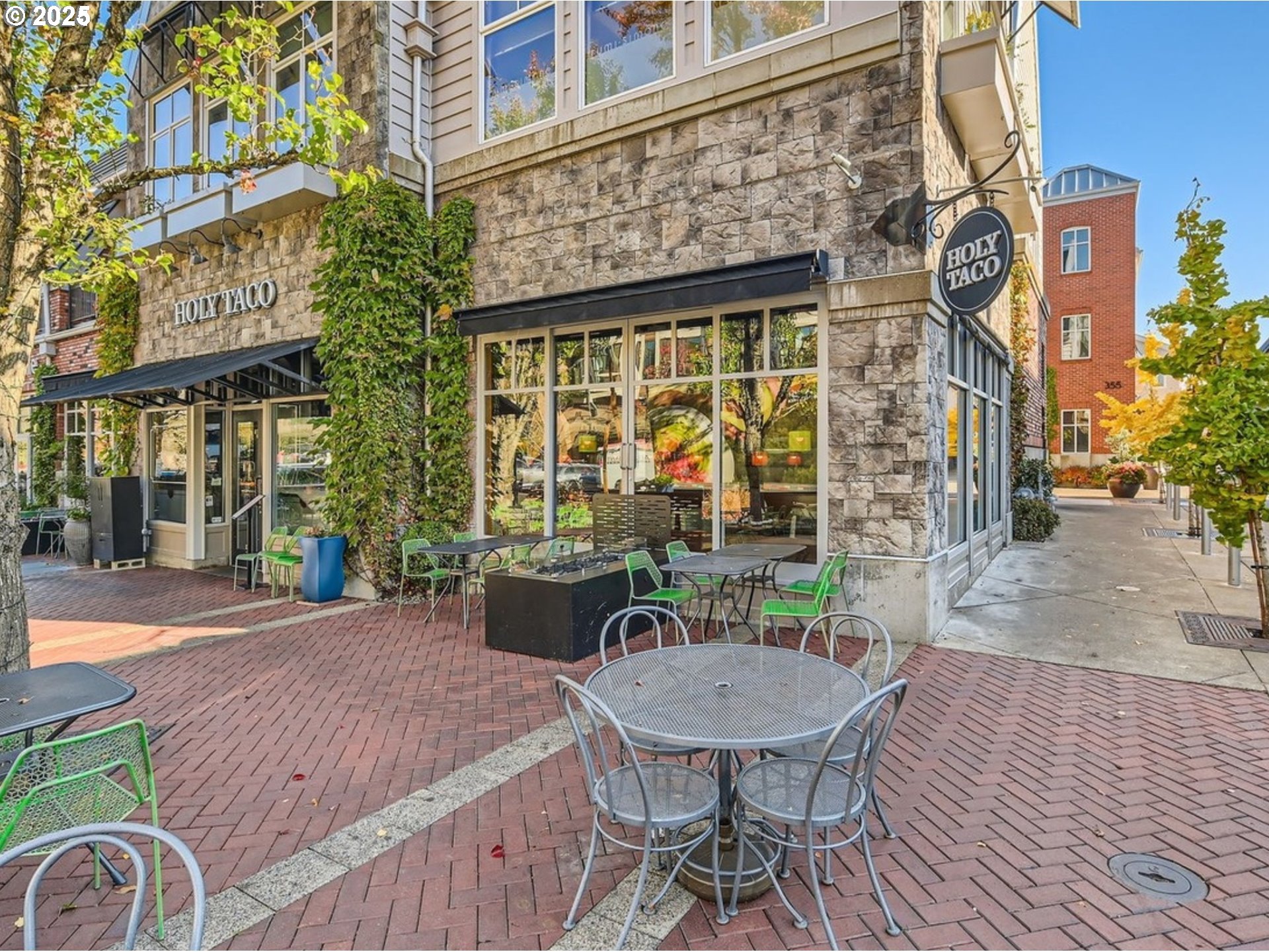 Lake Oswego, Oregon 97034, United States, 4 Bedrooms Bedrooms, ,3 BathroomsBathrooms,Residential,Pending,141086