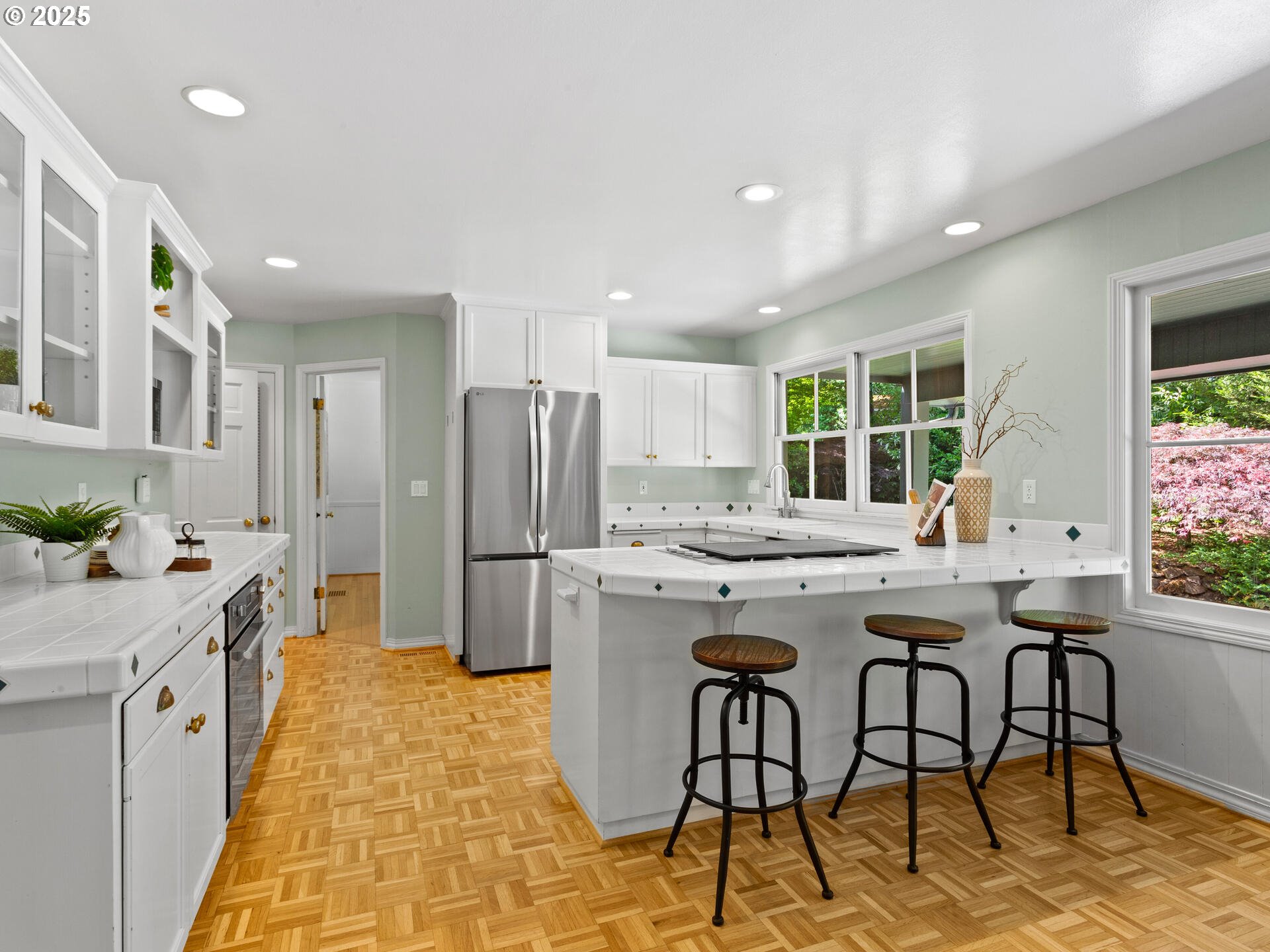 Lake Oswego, Oregon 97034, United States, 4 Bedrooms Bedrooms, ,3 BathroomsBathrooms,Residential,Pending,141086