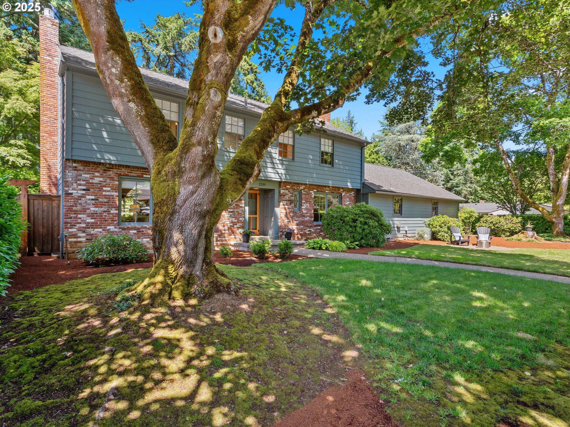 Lake Oswego, Oregon 97034, United States, 4 Bedrooms Bedrooms, ,3 BathroomsBathrooms,Residential,Pending,141086