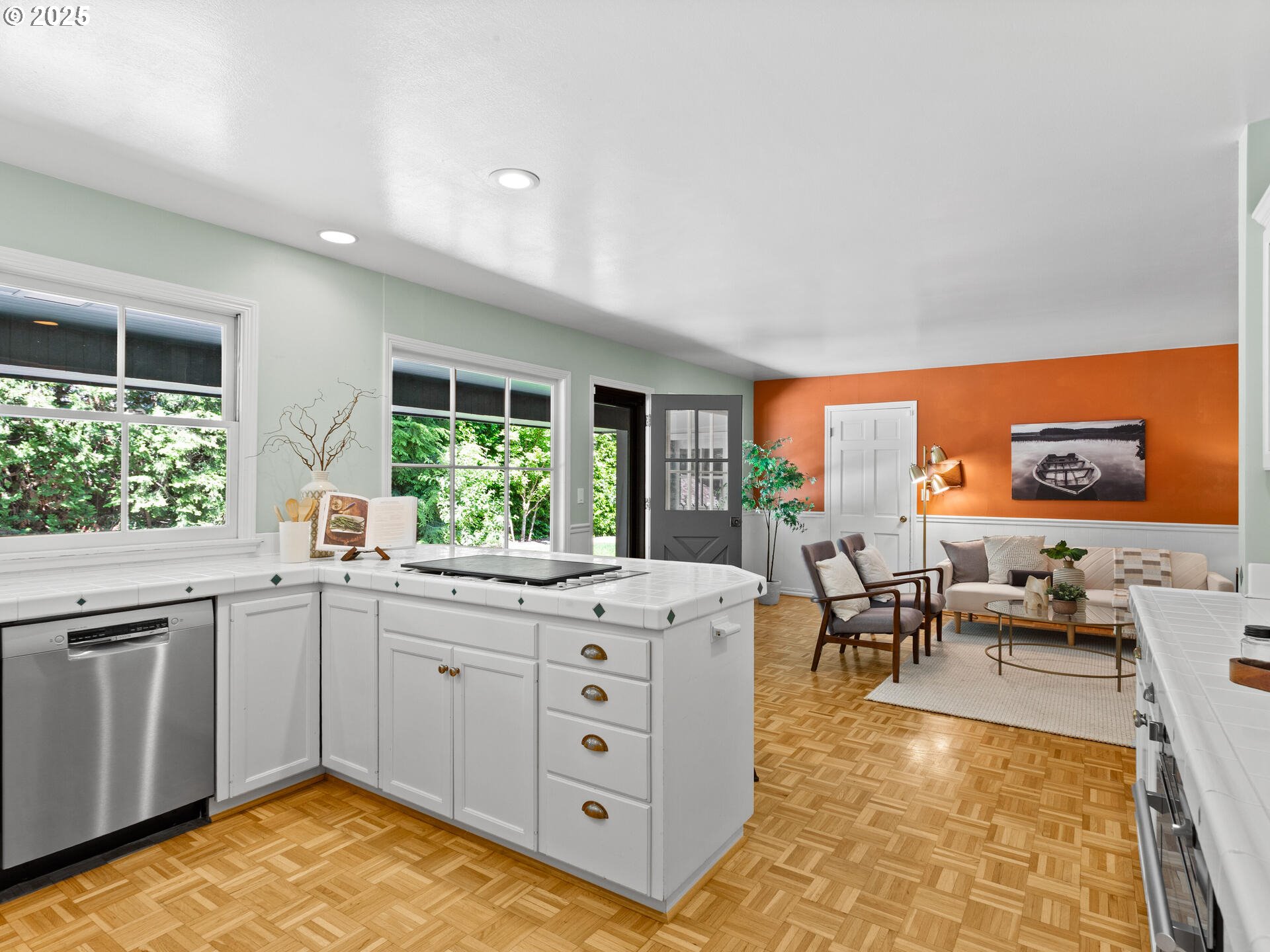 Lake Oswego, Oregon 97034, United States, 4 Bedrooms Bedrooms, ,3 BathroomsBathrooms,Residential,Pending,141086