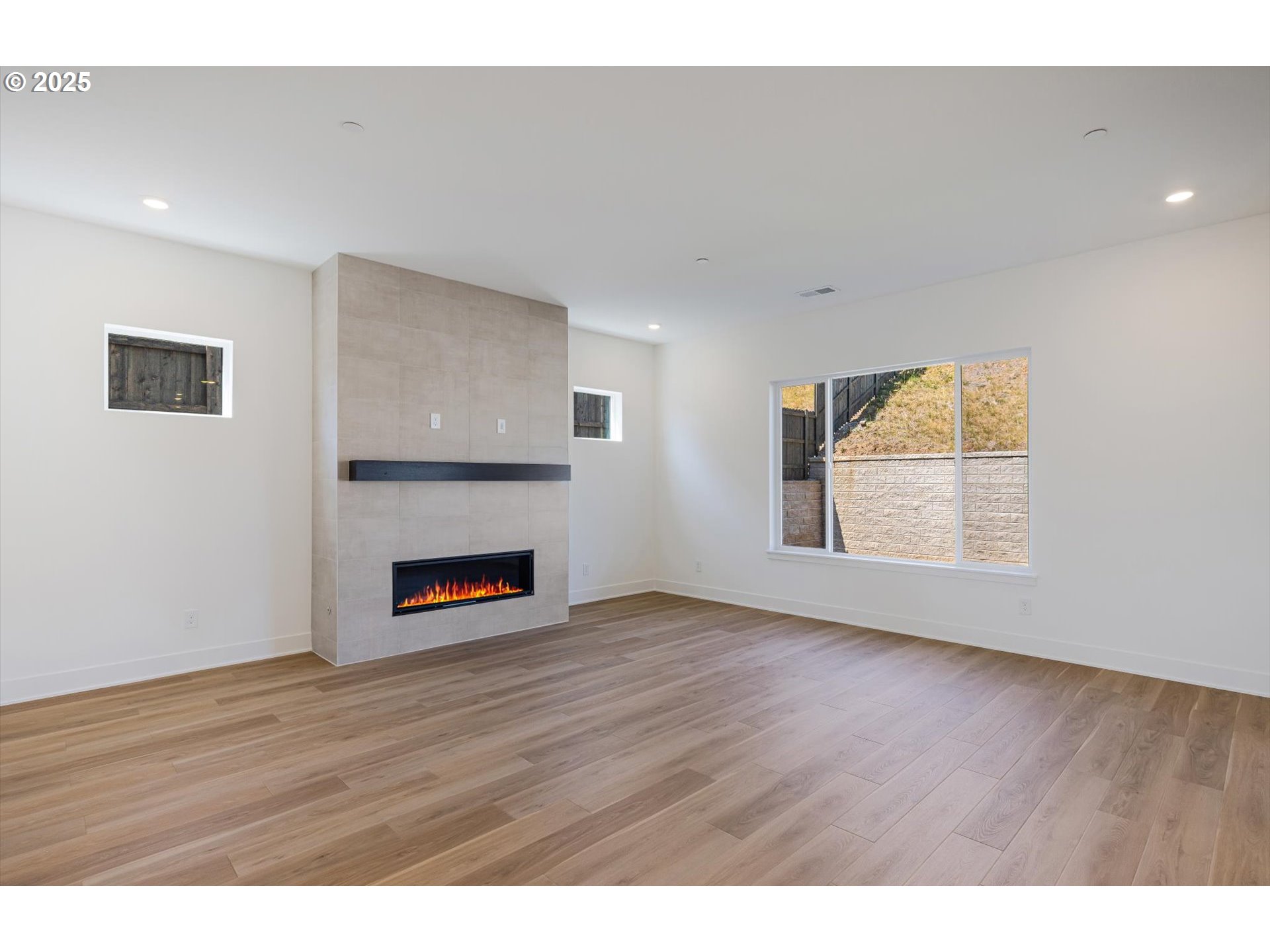 429 W HOLLY CIR