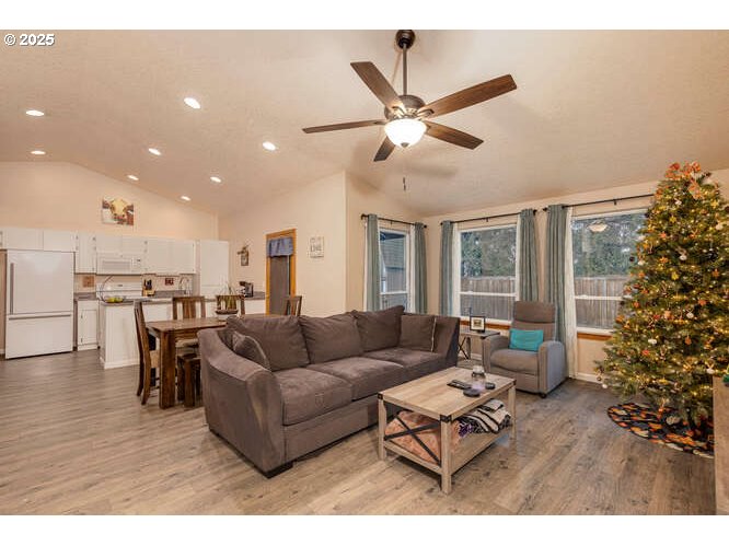 McMinnville, Oregon 97128, United States, 3 Bedrooms Bedrooms, ,2 BathroomsBathrooms,Residential,Active,242306